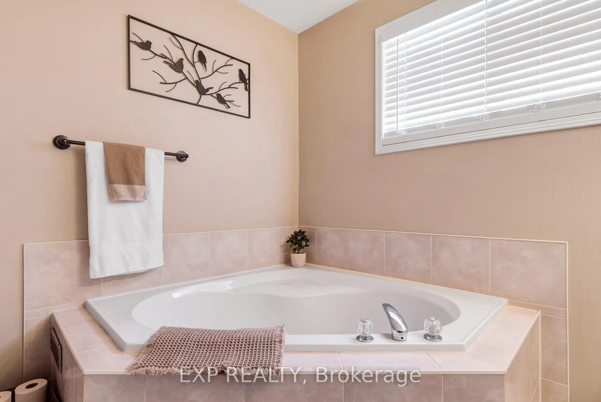 Photo 23 of 228 Mapleton Avenue S, Barrie, Holly — HOMEH