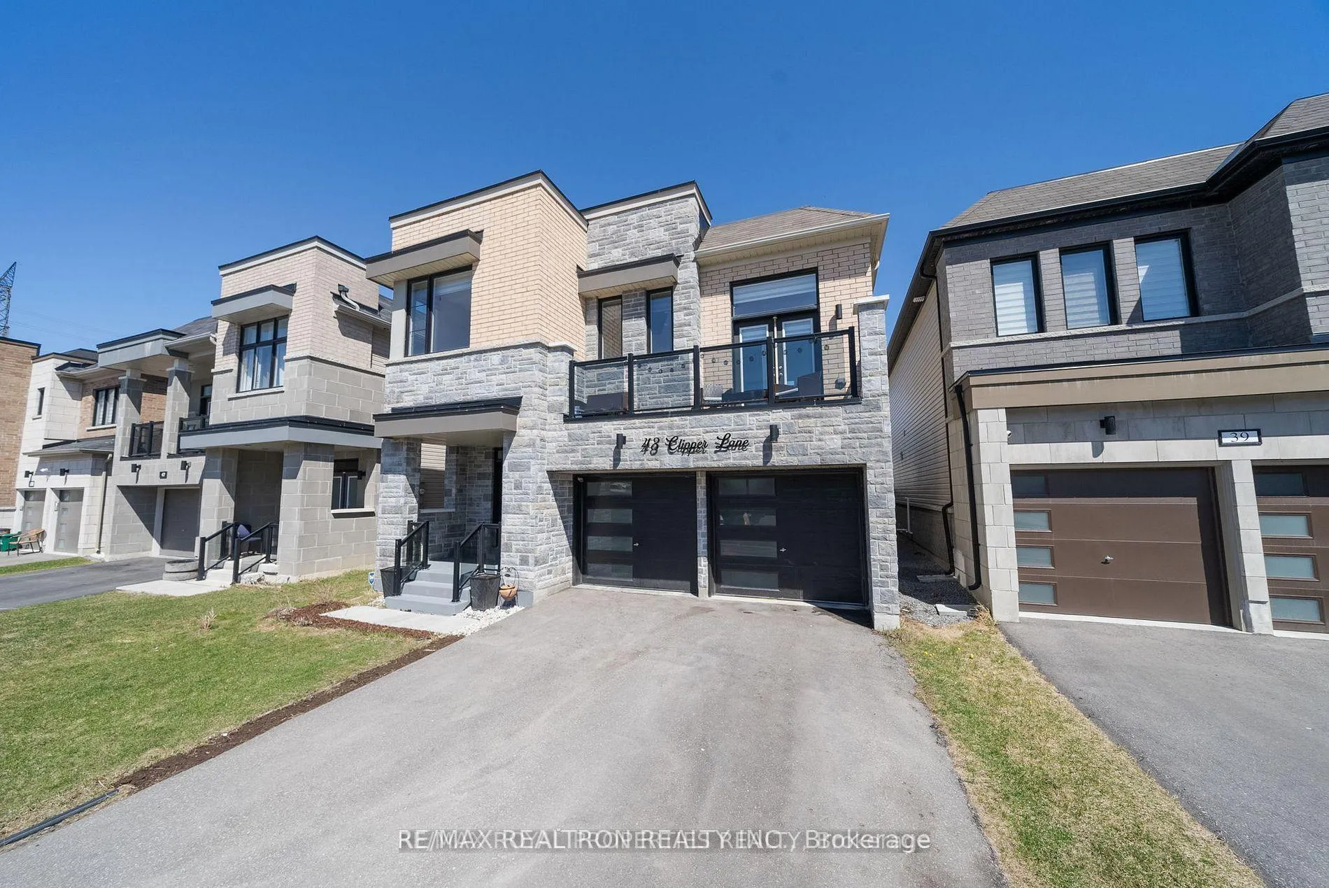 Photo 2 of 43 Clipper Lane, Clarington, Bowmanville — HOMEH