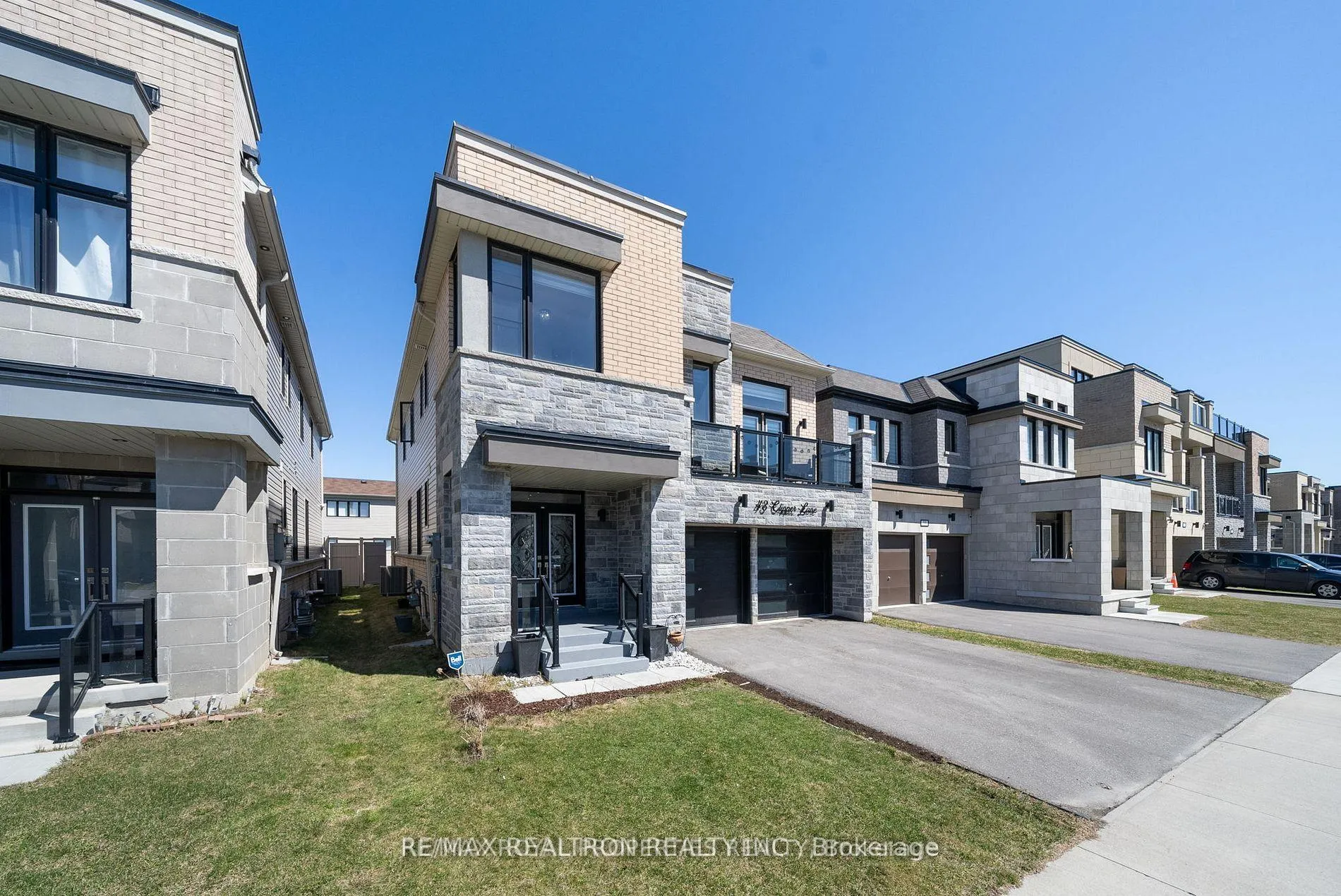 Photo 3 of 43 Clipper Lane, Clarington, Bowmanville — HOMEH