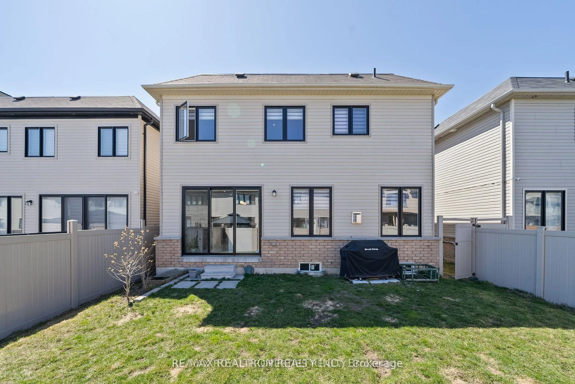 Photo 4 of 43 Clipper Lane, Clarington, Bowmanville — HOMEH