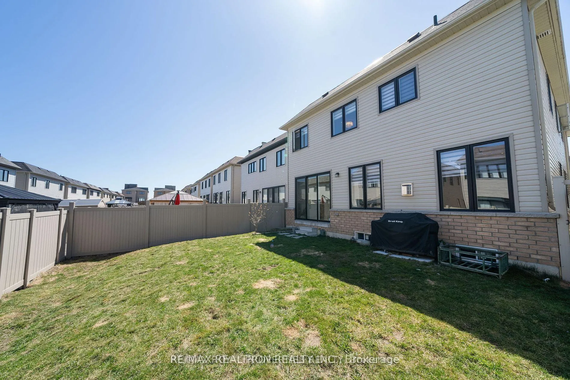 Photo 5 of 43 Clipper Lane, Clarington, Bowmanville — HOMEH