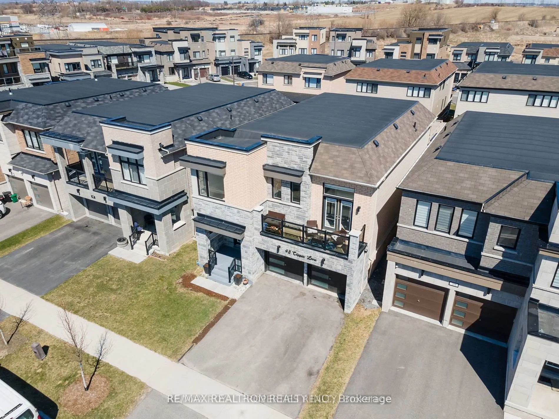 Photo 8 of 43 Clipper Lane, Clarington, Bowmanville — HOMEH