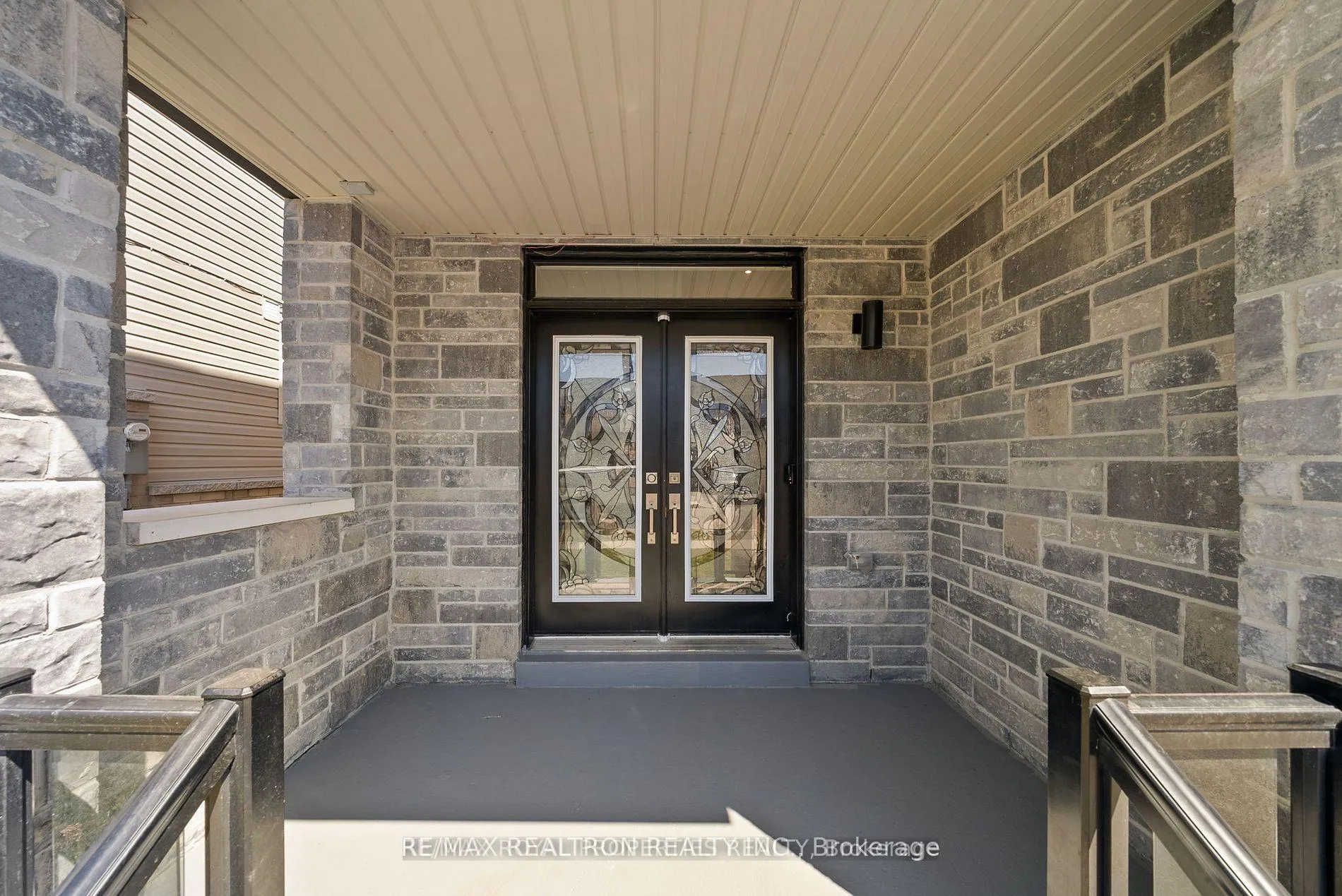 Photo 11 of 43 Clipper Lane, Clarington, Bowmanville — HOMEH