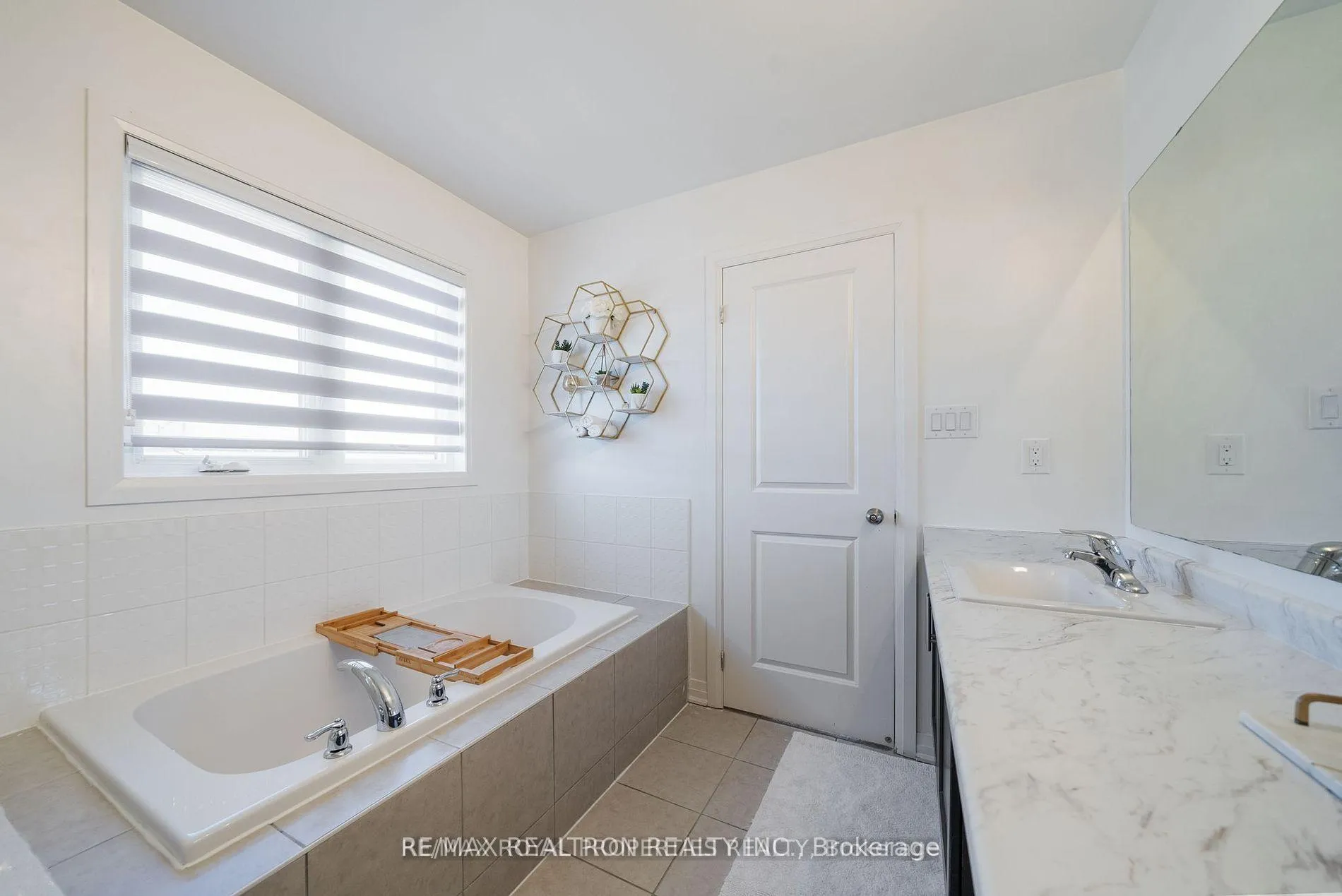 Photo 41 of 43 Clipper Lane, Clarington, Bowmanville — HOMEH