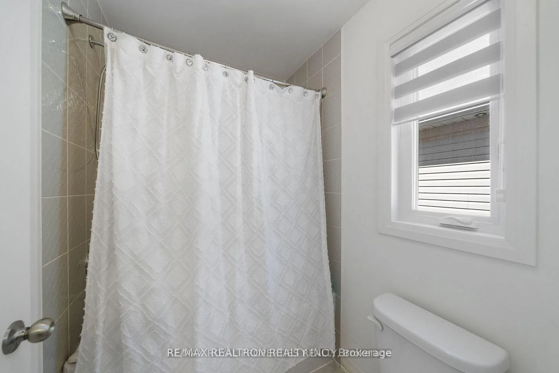 Photo 45 of 43 Clipper Lane, Clarington, Bowmanville — HOMEH
