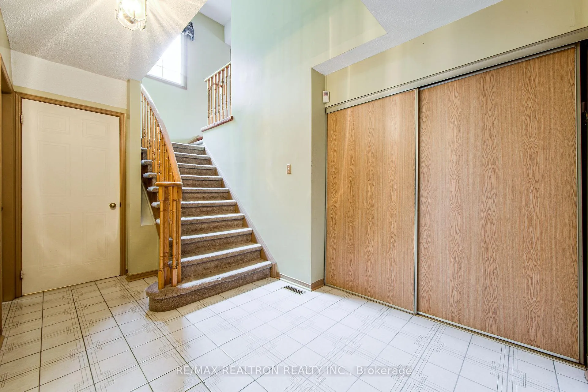 Photo 2 of 107 Brownridge Drive, Vaughan, Brownridge — HOMEH