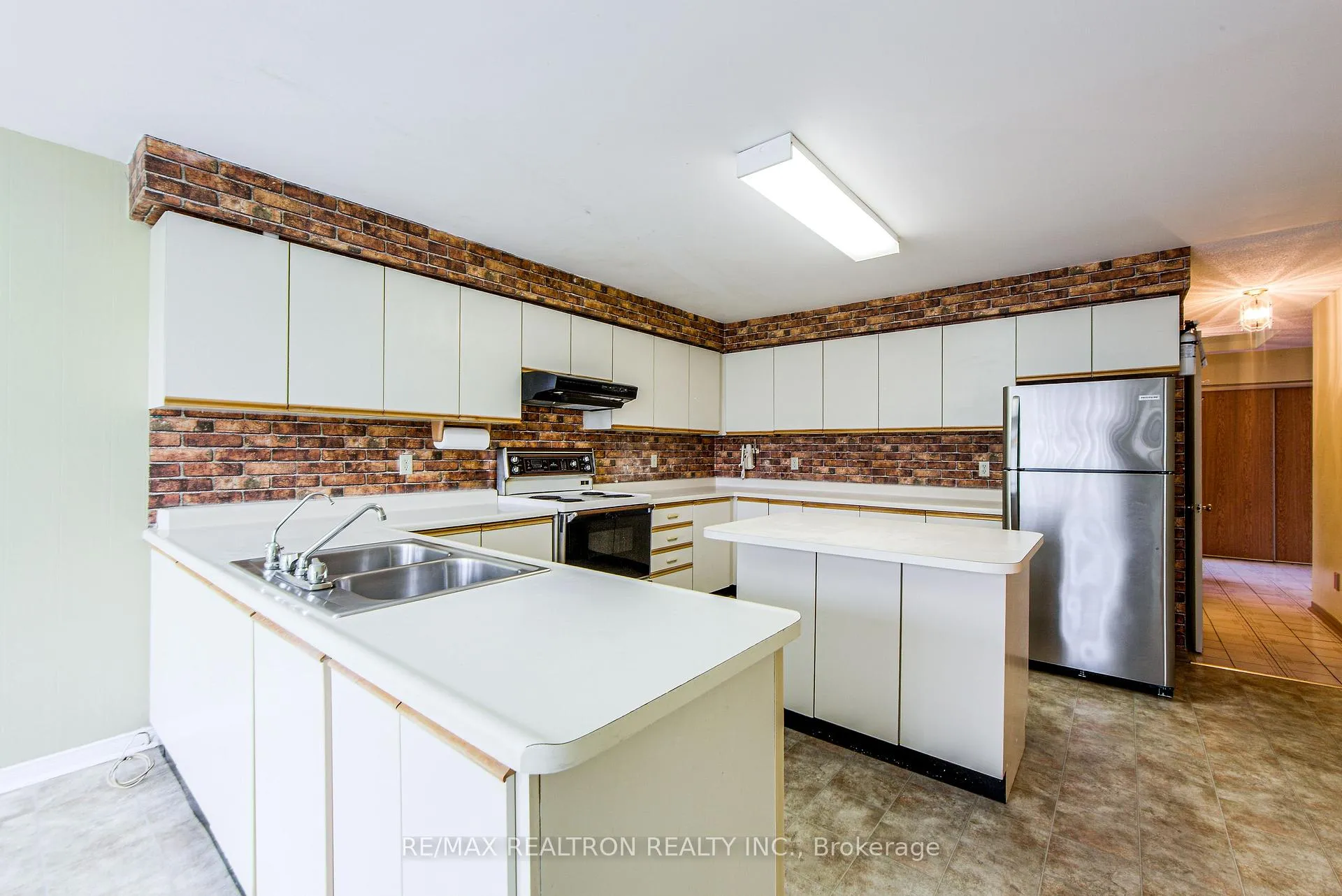 Photo 3 of 107 Brownridge Drive, Vaughan, Brownridge — HOMEH