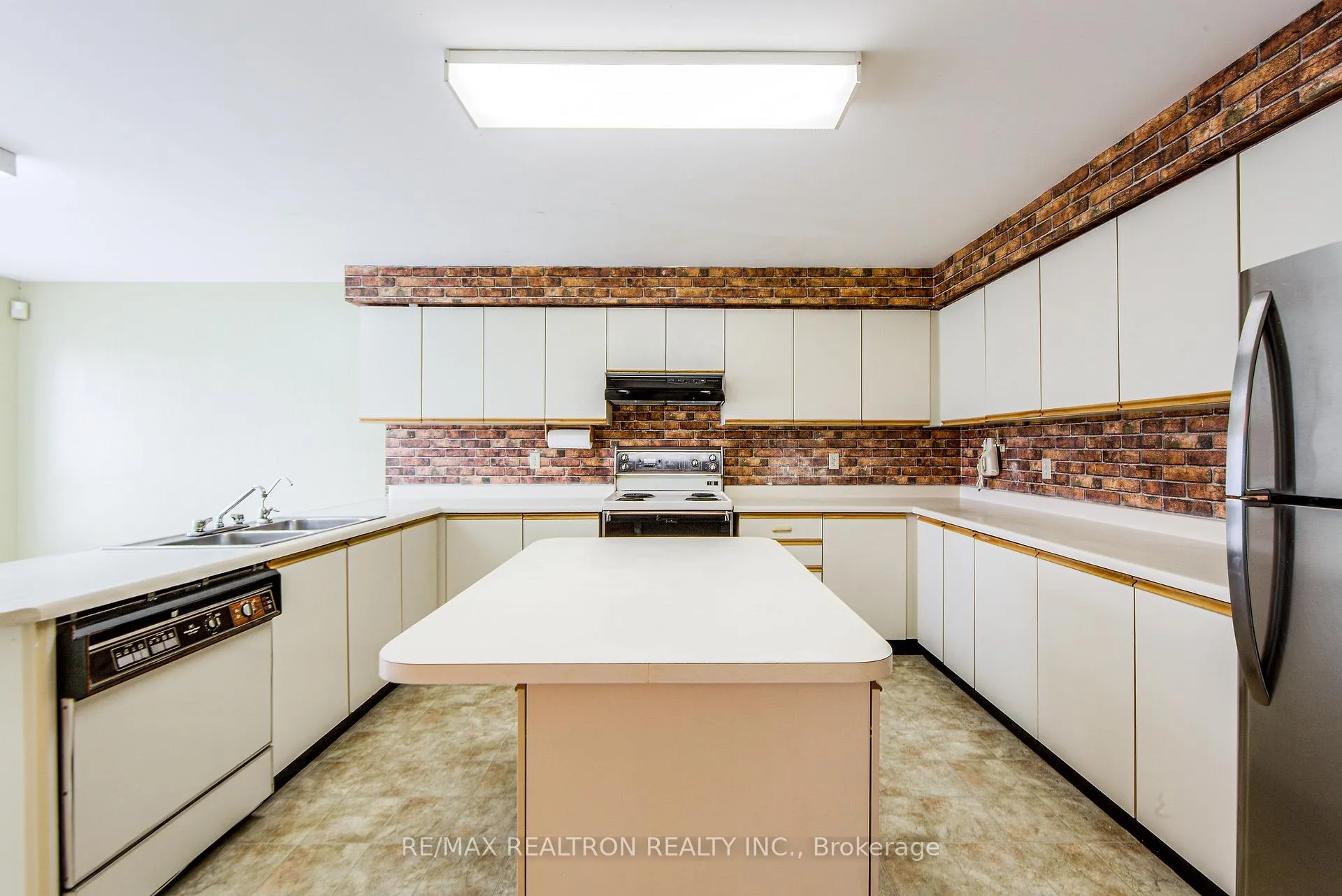 Photo 4 of 107 Brownridge Drive, Vaughan, Brownridge — HOMEH