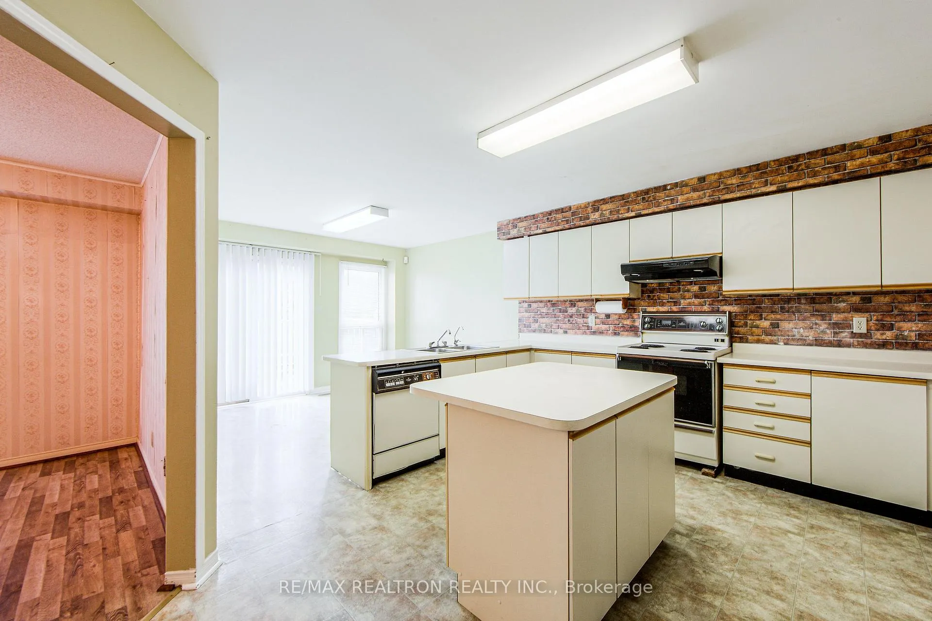 Photo 5 of 107 Brownridge Drive, Vaughan, Brownridge — HOMEH