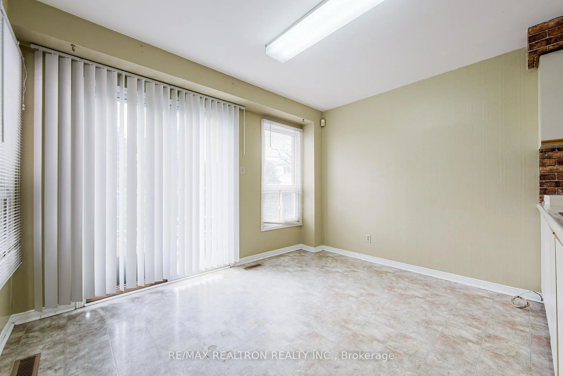 Photo 7 of 107 Brownridge Drive, Vaughan, Brownridge — HOMEH