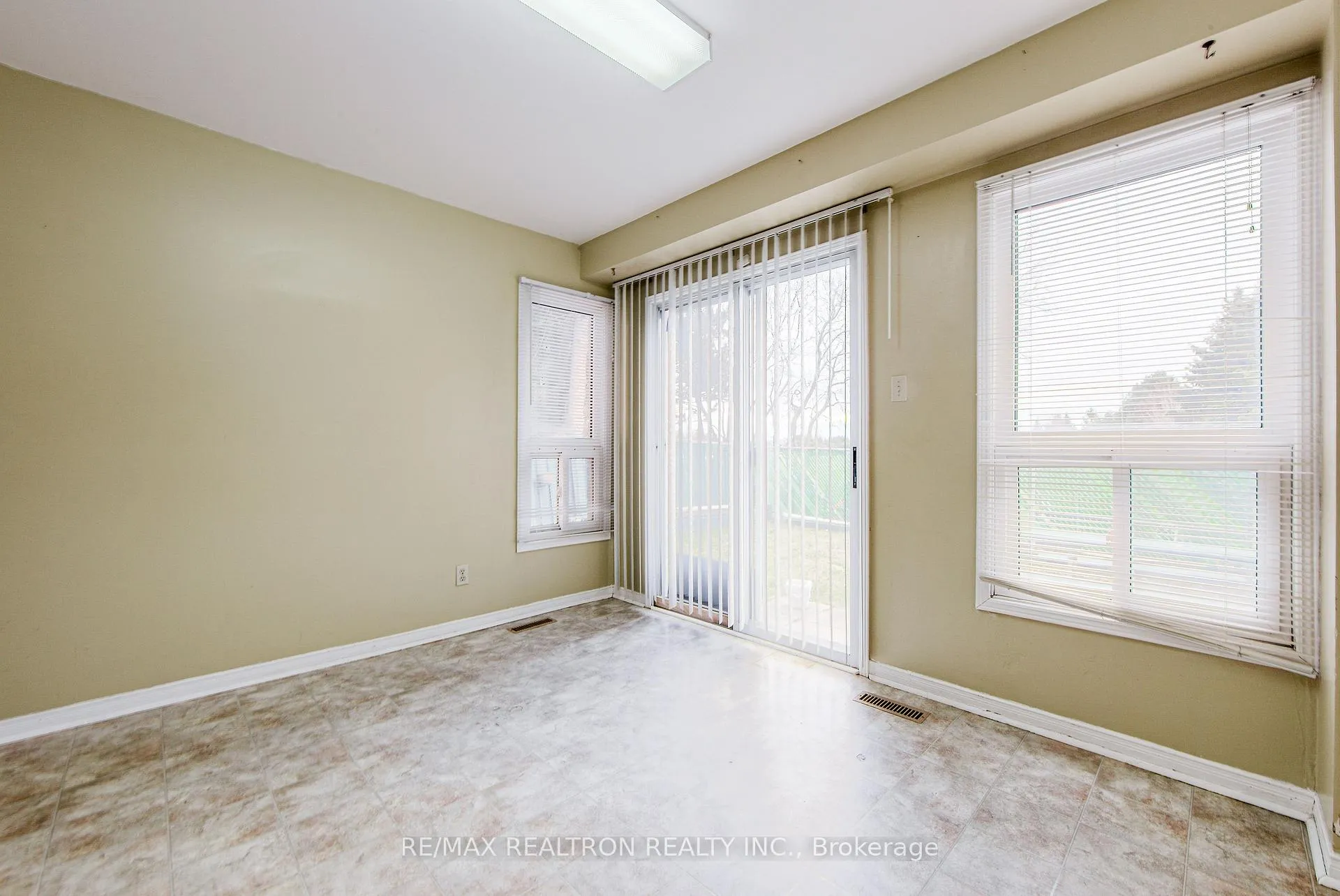 Photo 8 of 107 Brownridge Drive, Vaughan, Brownridge — HOMEH