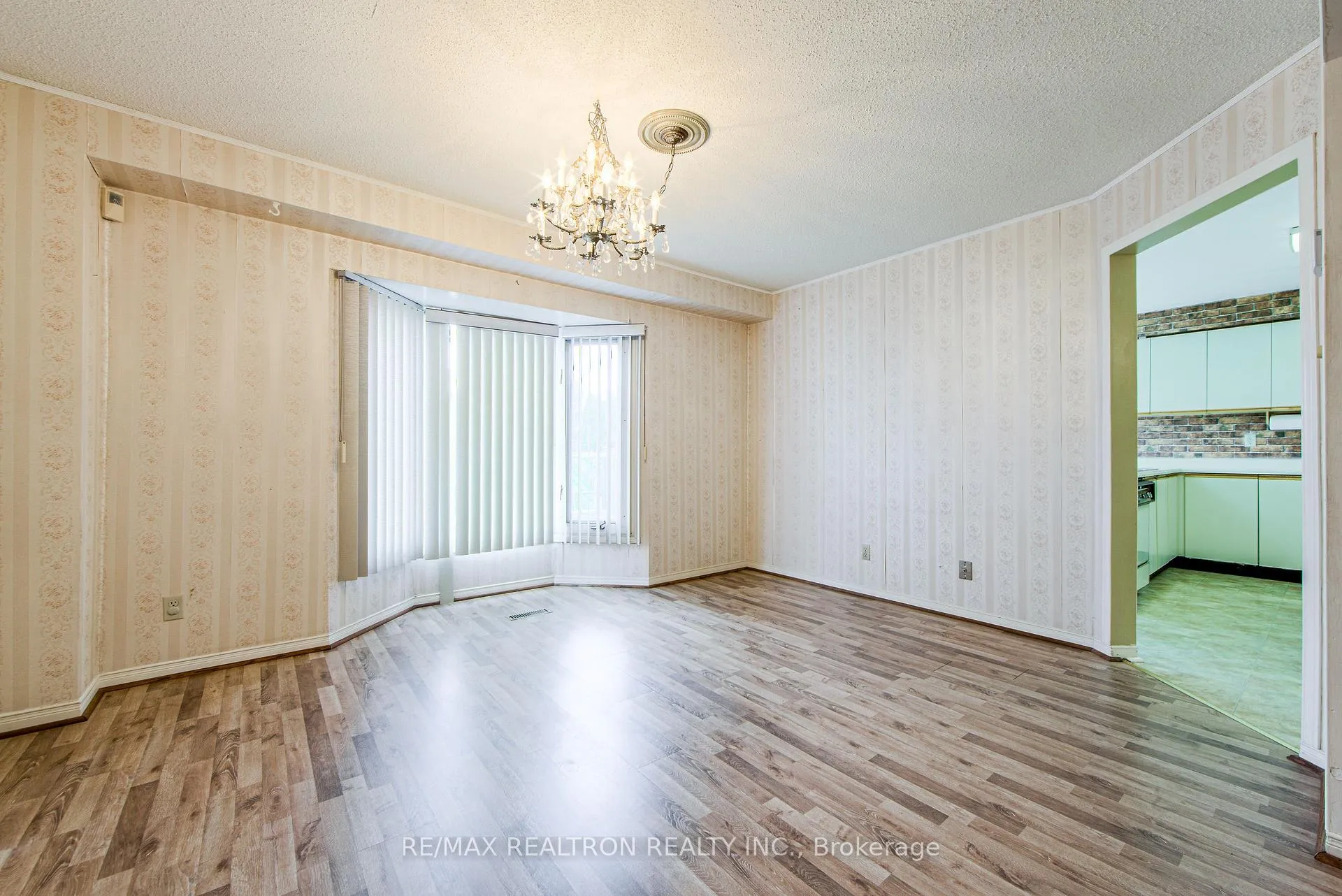 Photo 9 of 107 Brownridge Drive, Vaughan, Brownridge — HOMEH