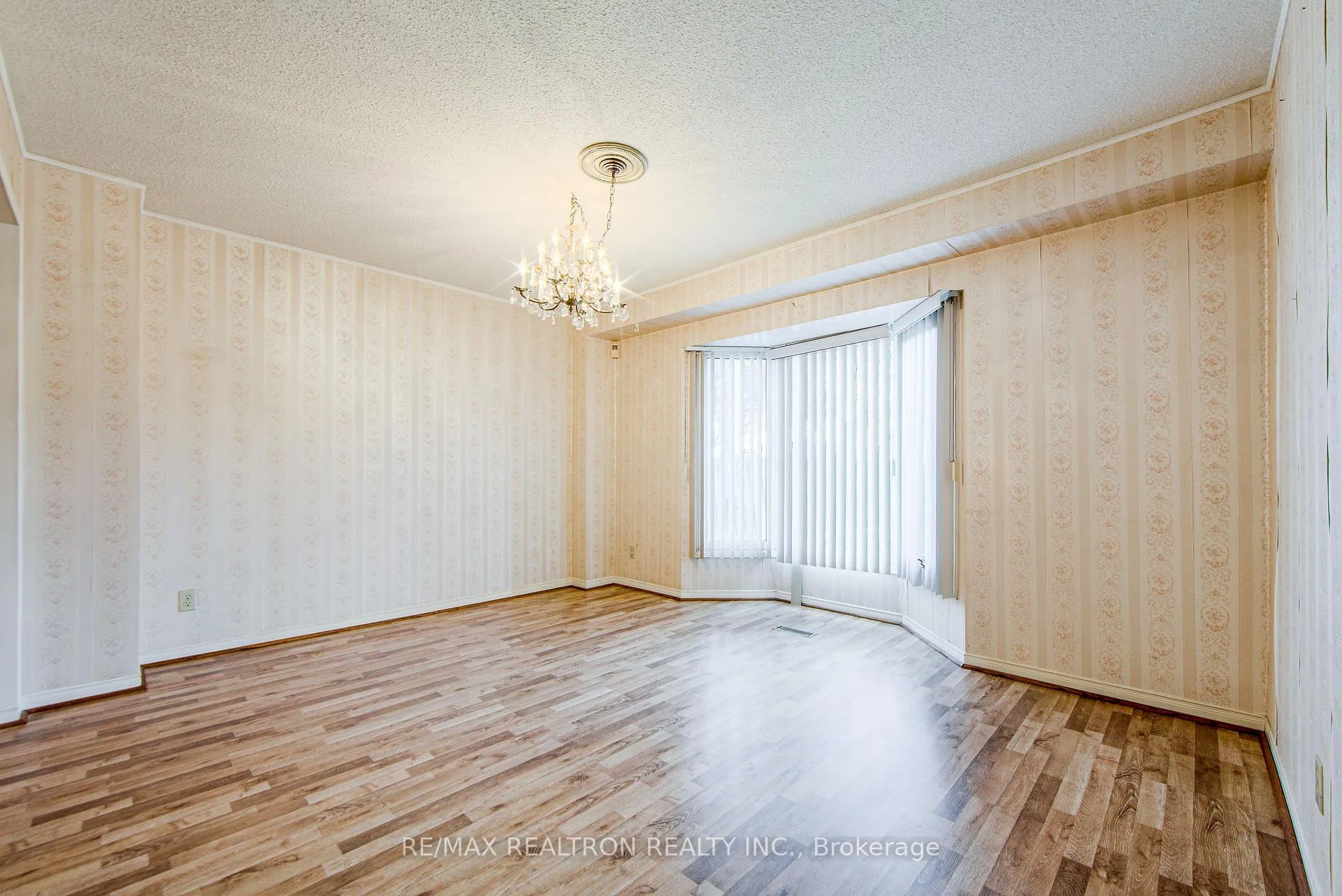 Photo 11 of 107 Brownridge Drive, Vaughan, Brownridge — HOMEH