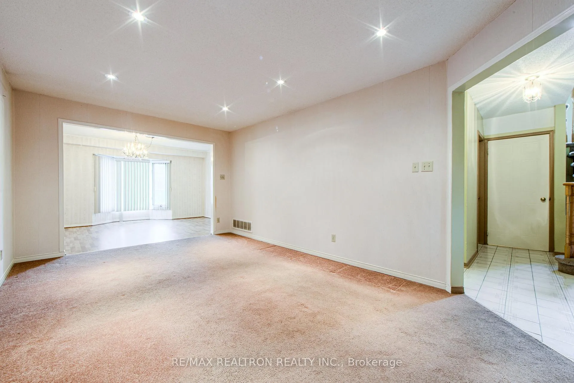 Photo 12 of 107 Brownridge Drive, Vaughan, Brownridge — HOMEH