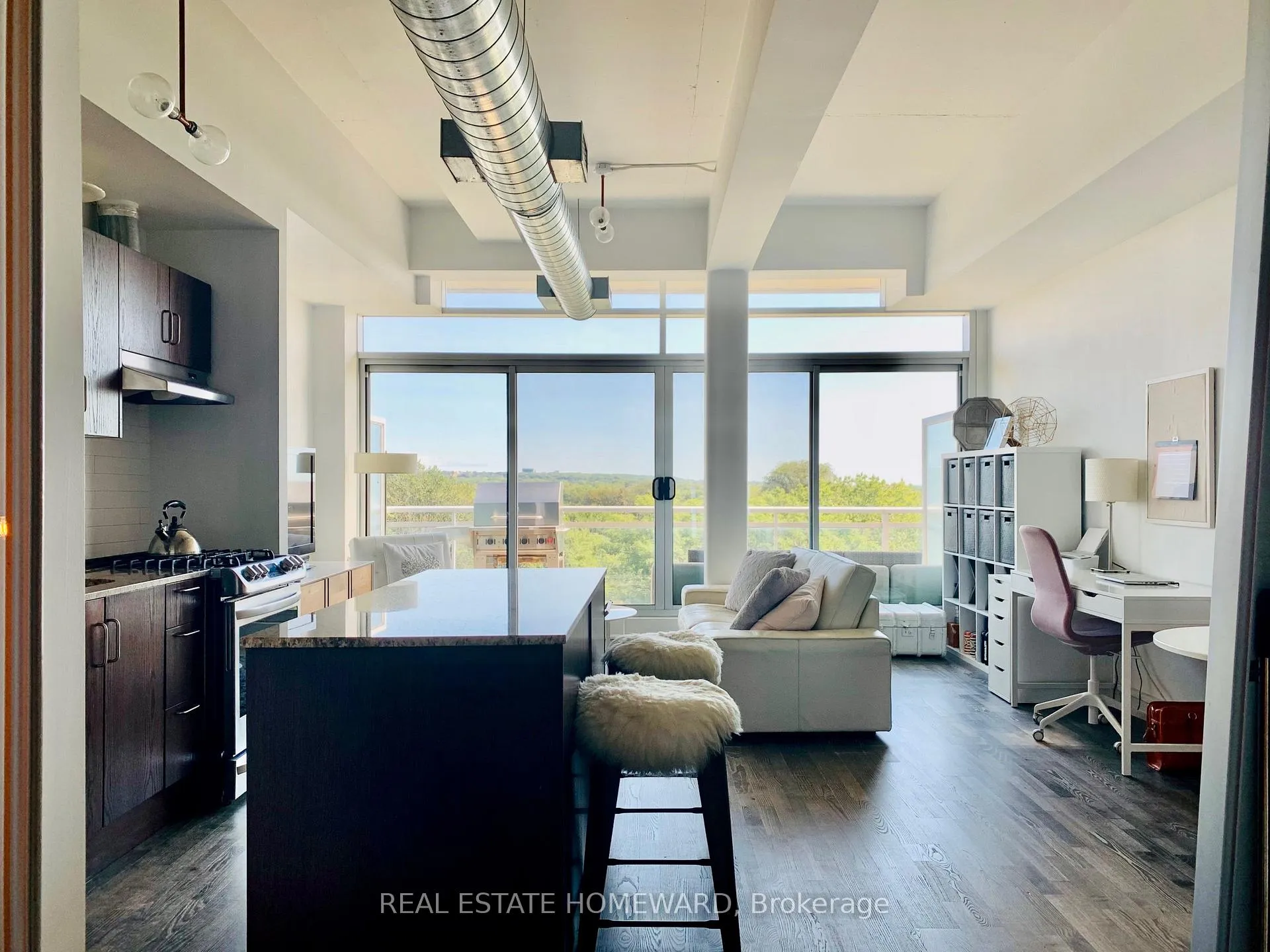 Front of Unit 815, 233 Carlaw Avenue