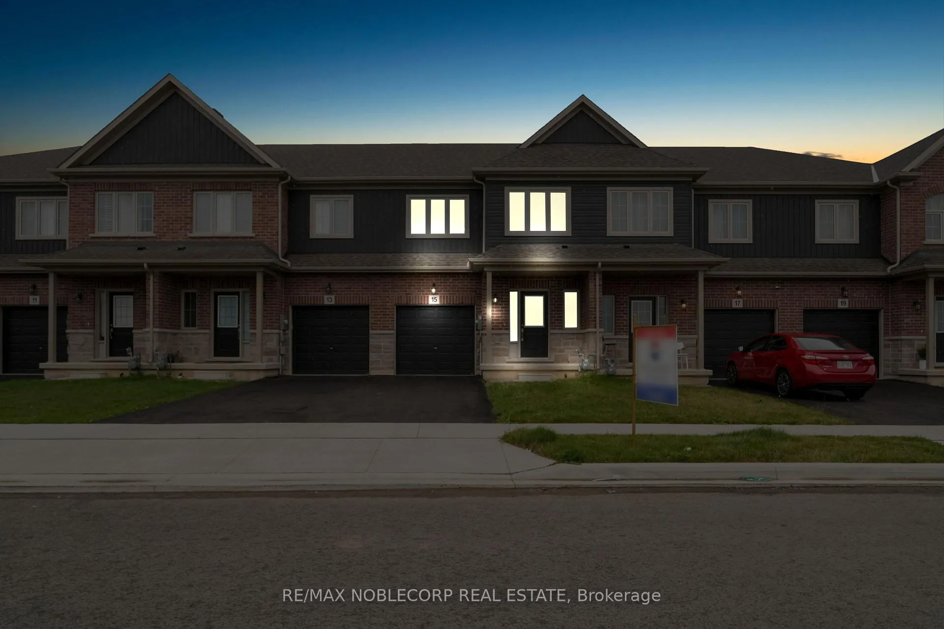 Photo 2 of 15 Lloyd Davies Way, Hamilton, Rural Glanbrook — HOMEH