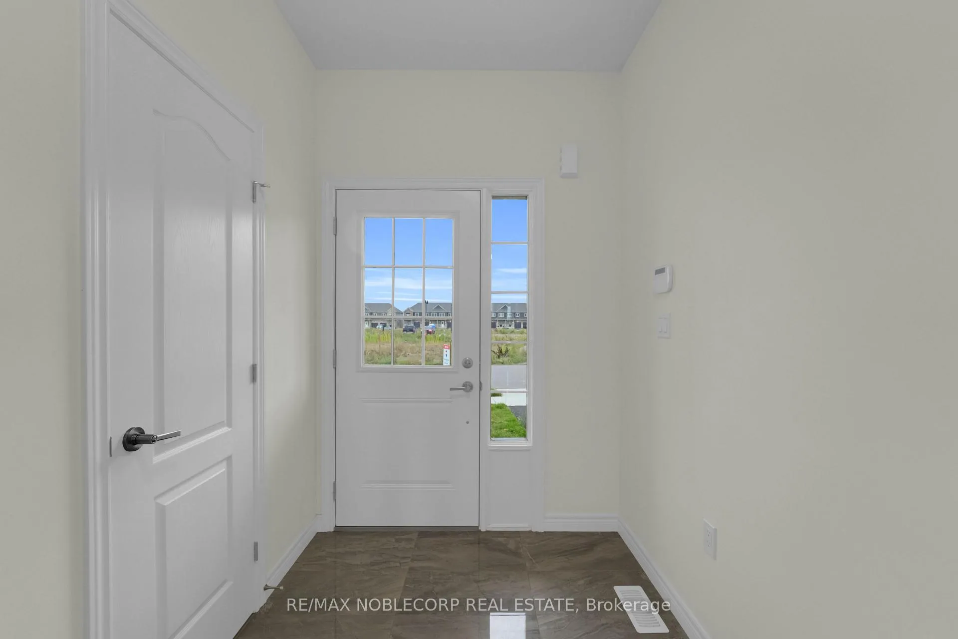 Photo 8 of 15 Lloyd Davies Way, Hamilton, Rural Glanbrook — HOMEH
