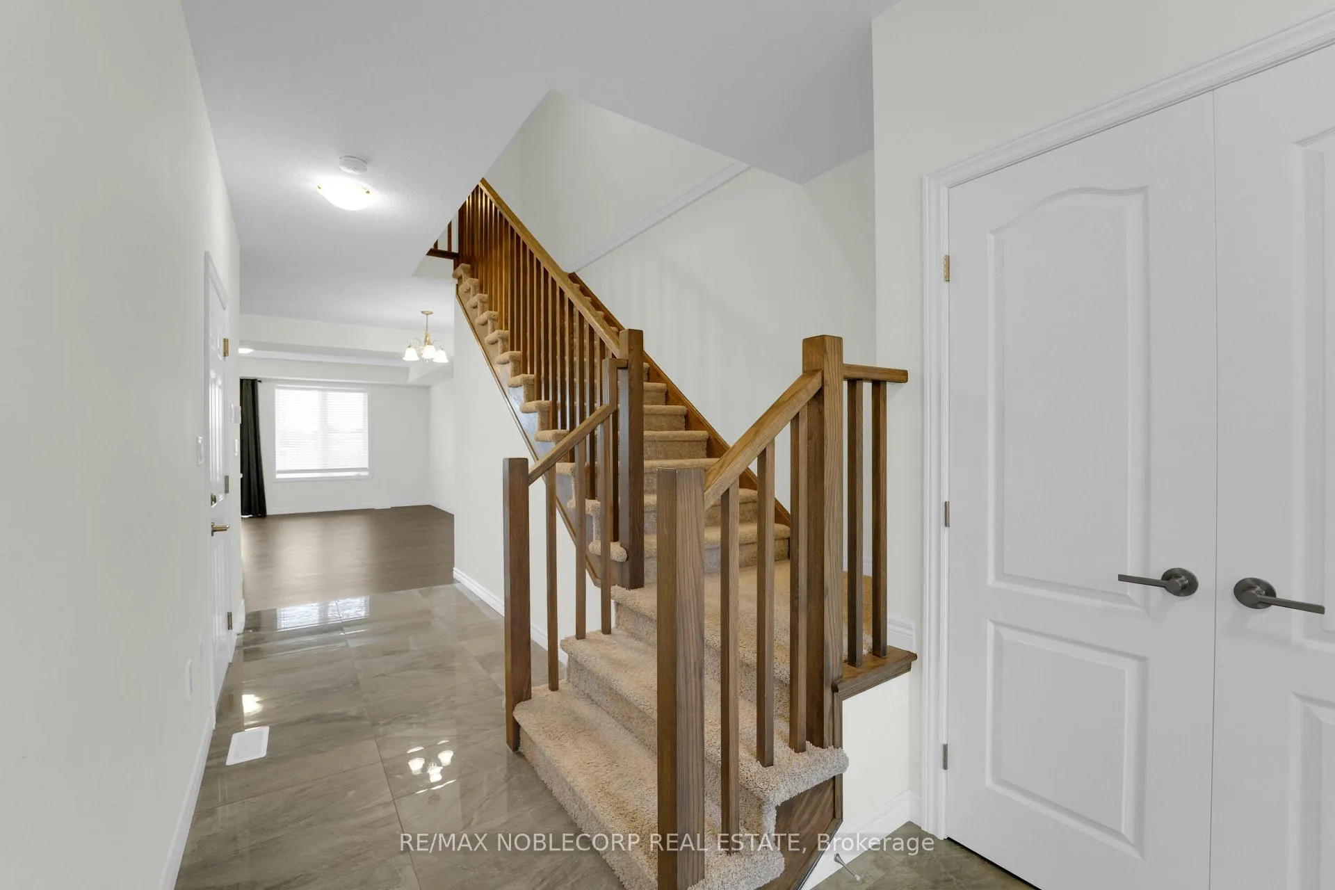 Photo 11 of 15 Lloyd Davies Way, Hamilton, Rural Glanbrook — HOMEH
