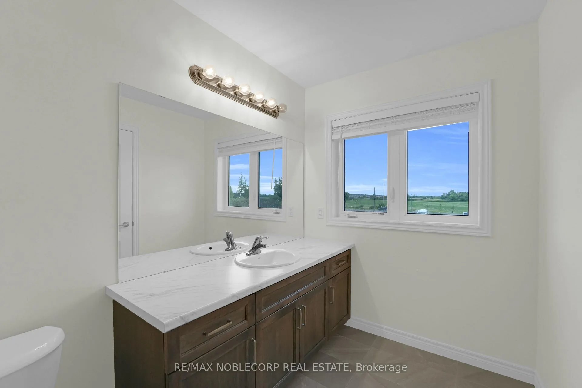 Photo 35 of 15 Lloyd Davies Way, Hamilton, Rural Glanbrook — HOMEH