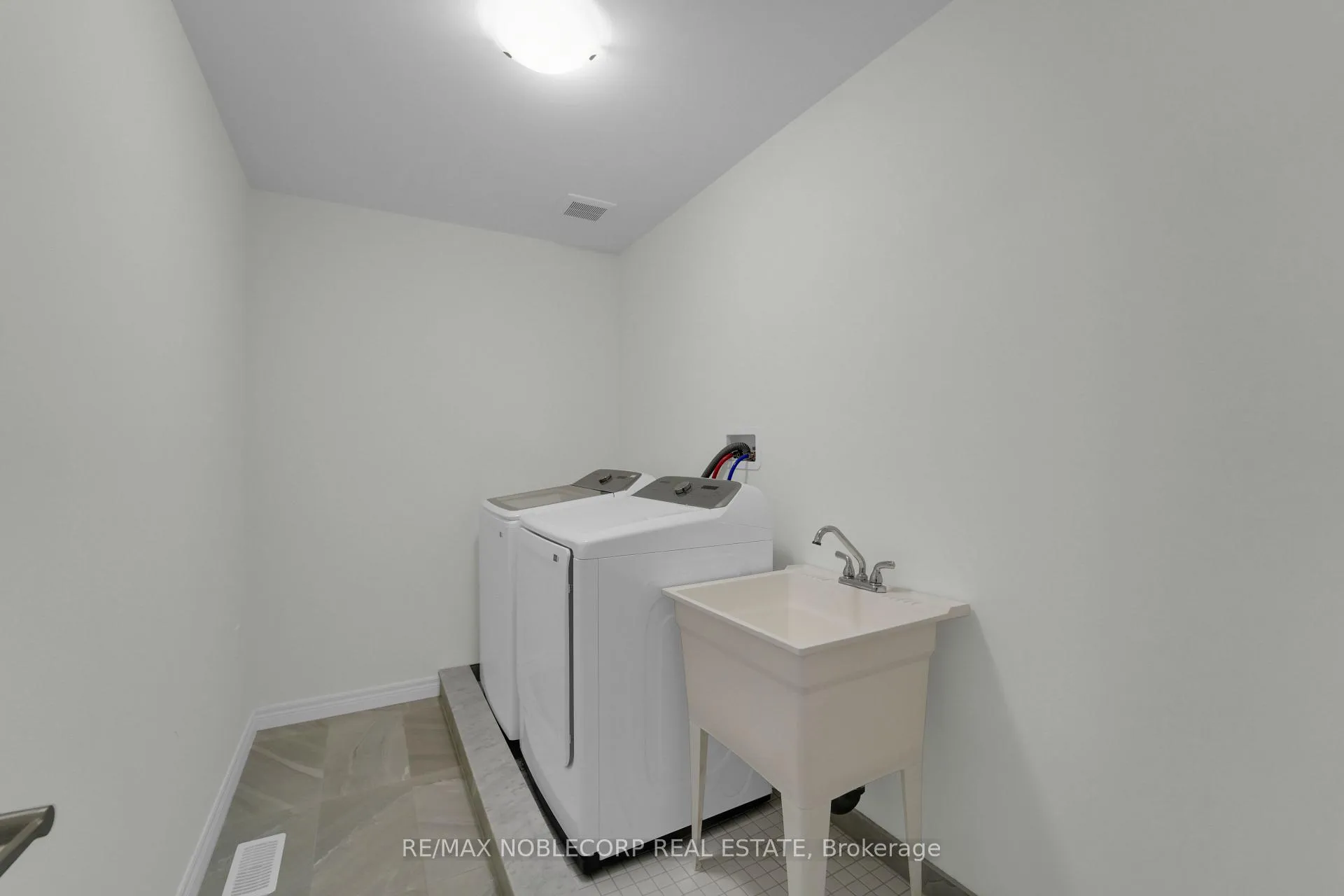 Photo 37 of 15 Lloyd Davies Way, Hamilton, Rural Glanbrook — HOMEH