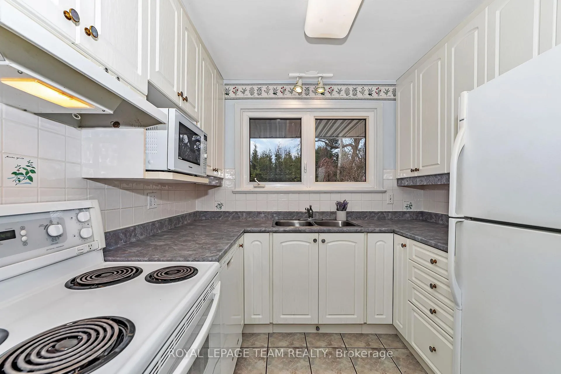 Photo 7 of 2099 Balharrie Avenue S, Ottawa, Hawthorne Meadows — HOMEH