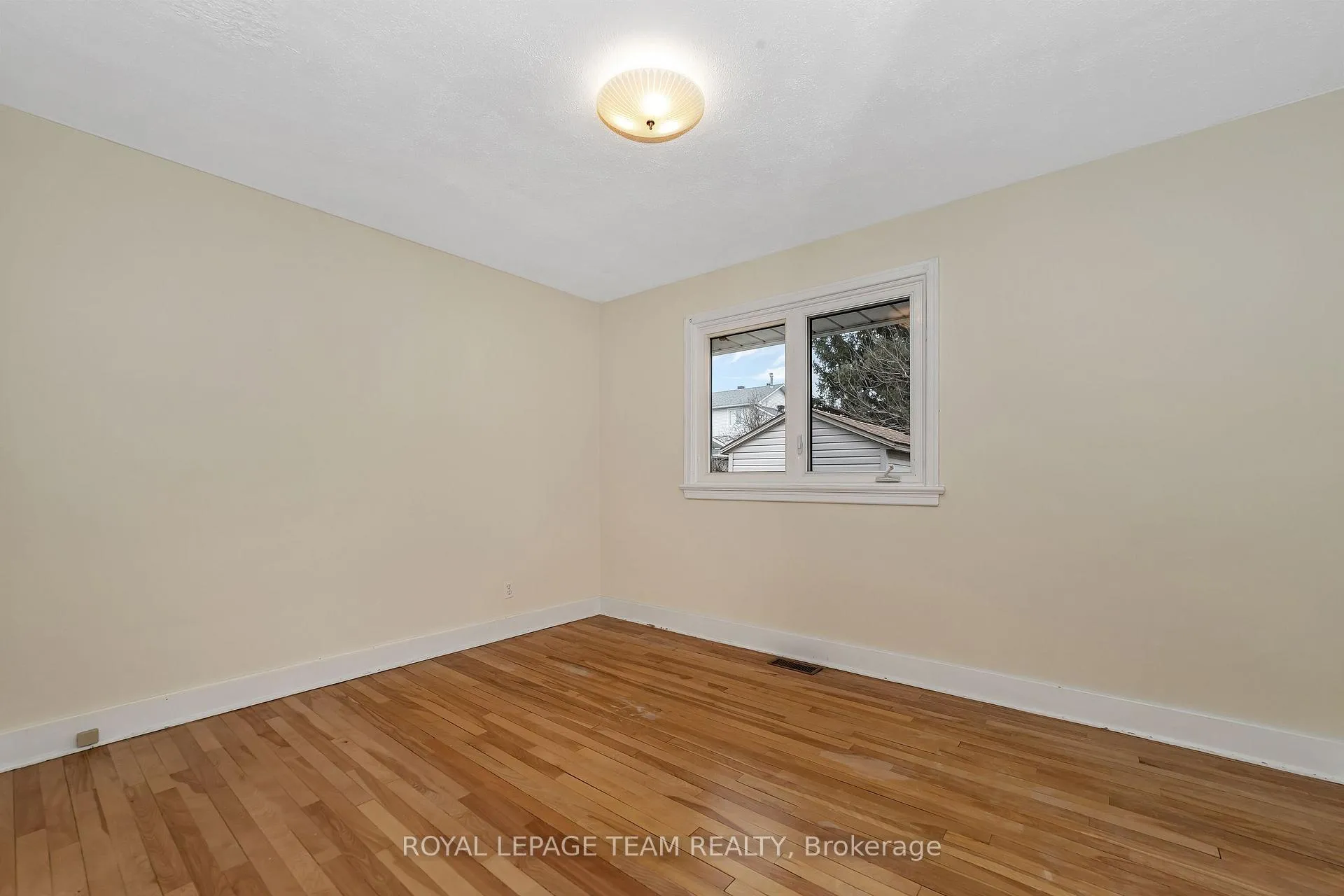 Photo 9 of 2099 Balharrie Avenue S, Ottawa, Hawthorne Meadows — HOMEH