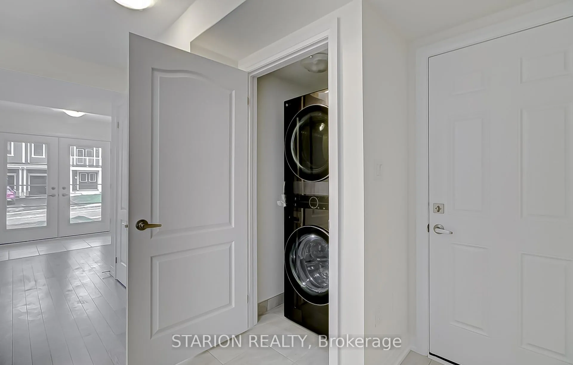 Photo 5 of 65 Norwich Crescent, Haldimand — HOMEH