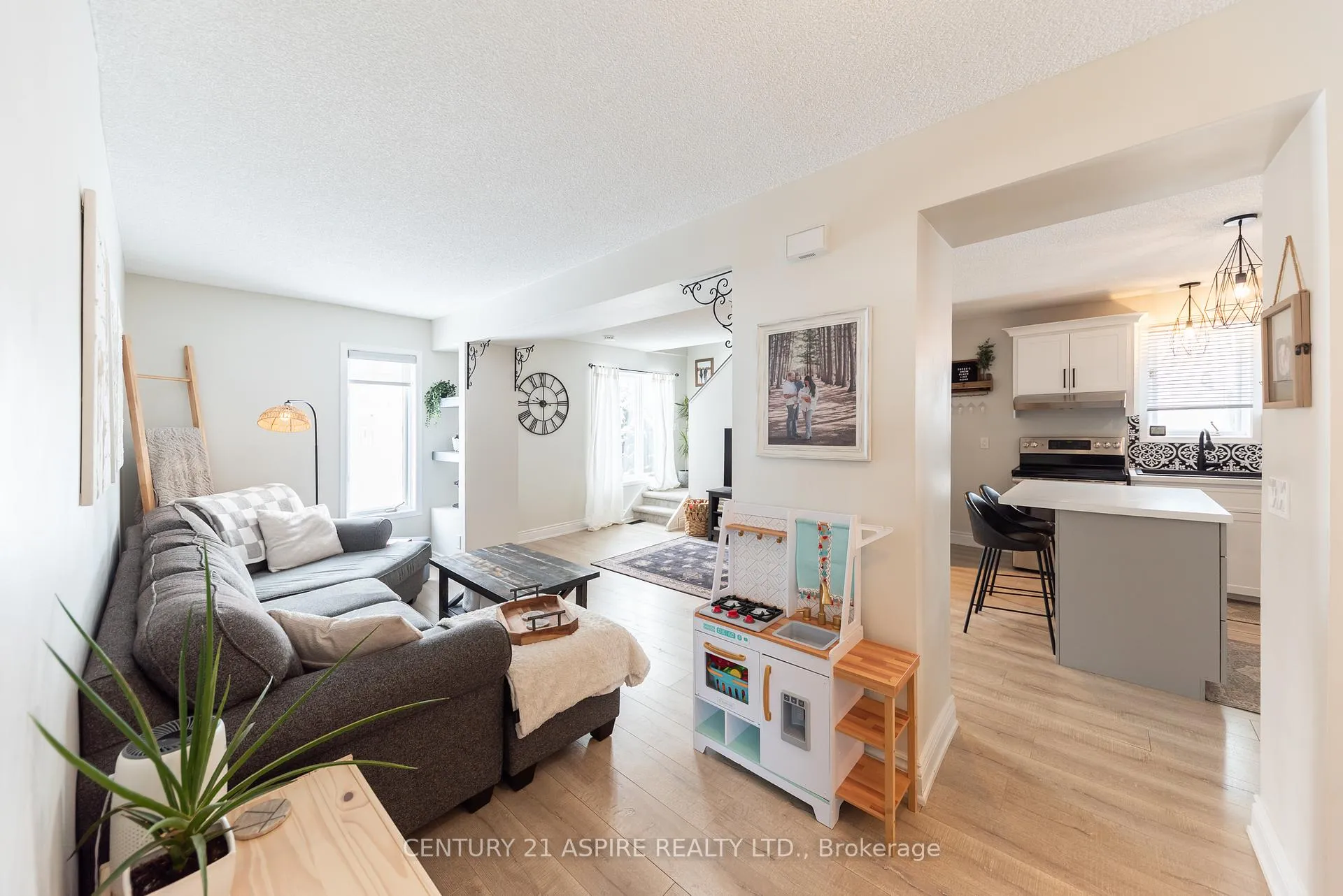 Photo 9 of 25 Doran Street, Petawawa — HOMEH
