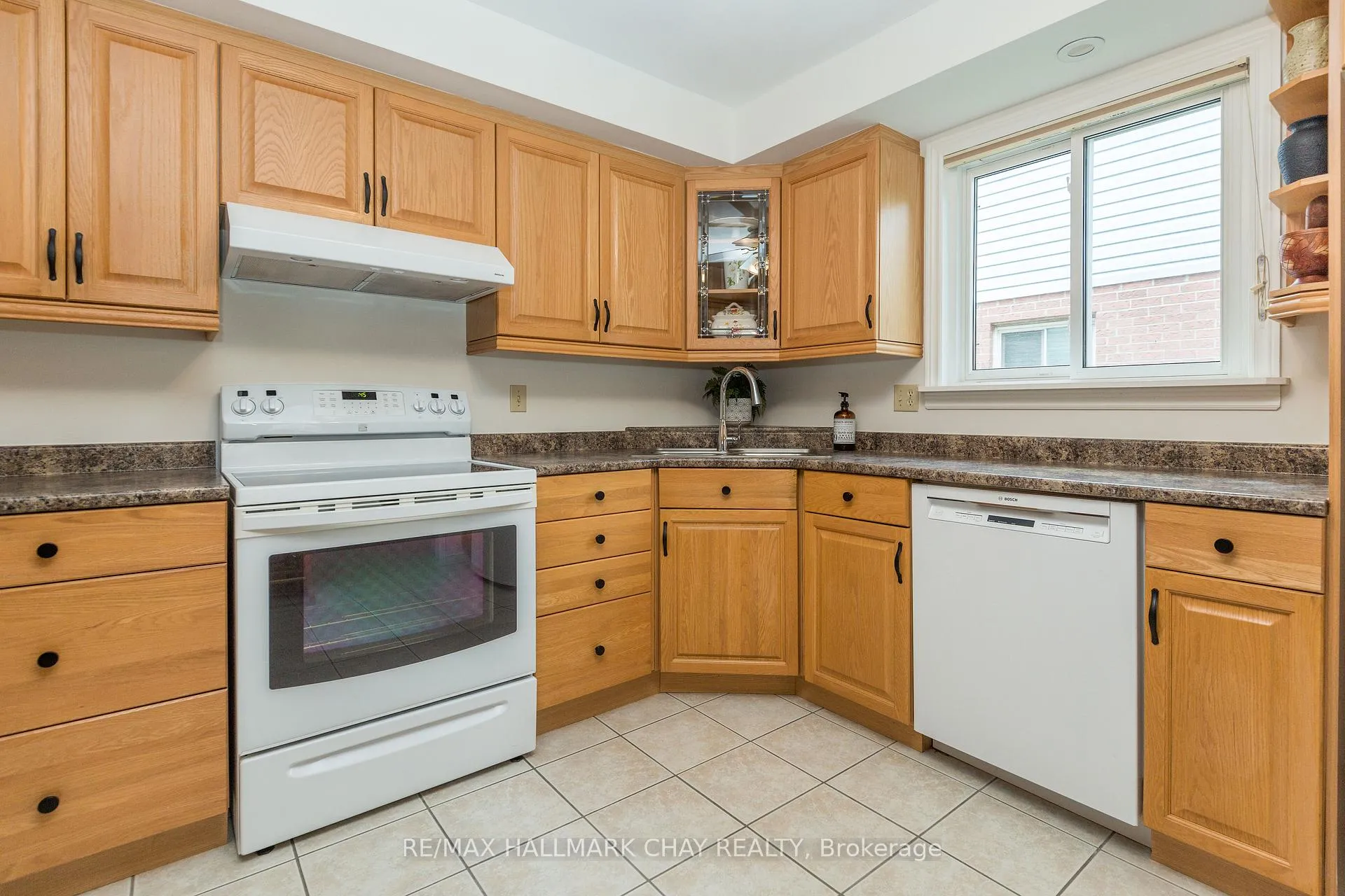 Photo 10 of 310 Hickling Trail, Barrie, Grove East — HOMEH