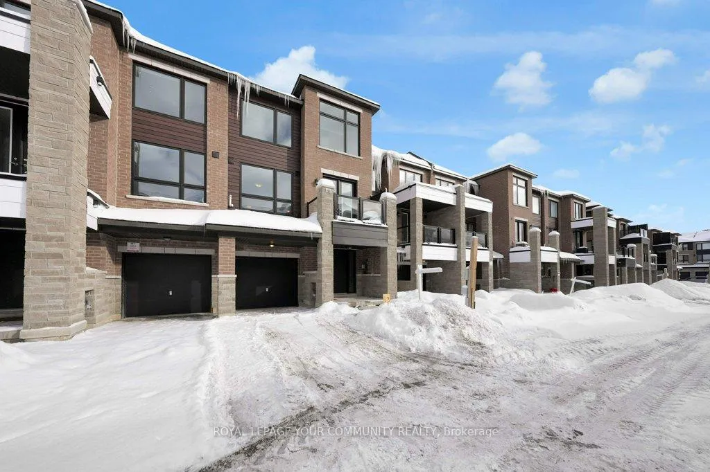 Photo 3 of 43 Spry Lane, Barrie, Innis-Shore — HOMEH