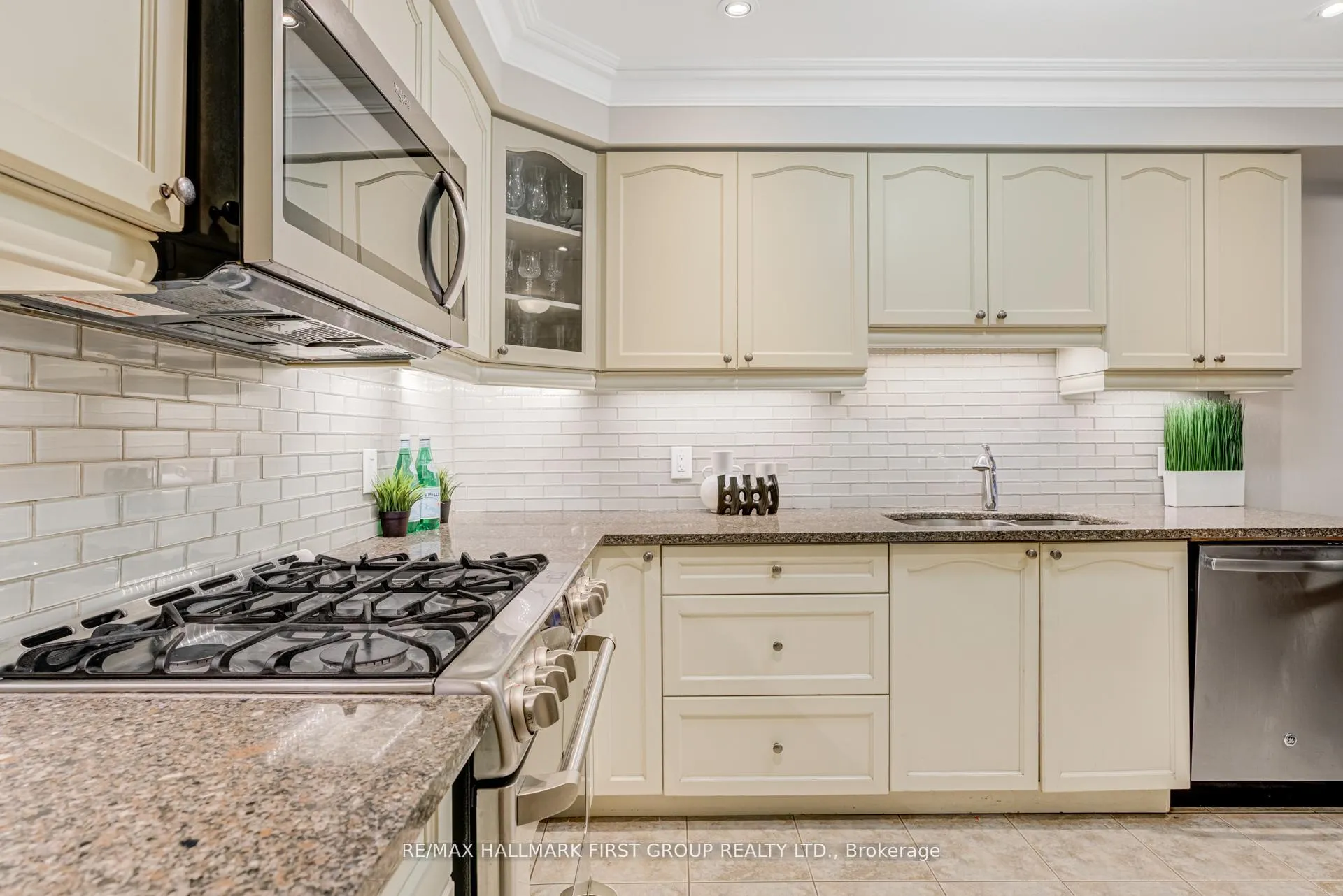 Photo 8 of 6 Lander Crescent, Clarington, Bowmanville — HOMEH