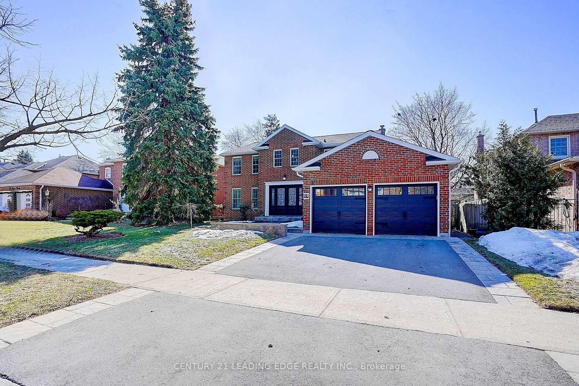 Photo 2 of 19 Meyer Circle, Markham, Markham Village — HOMEH