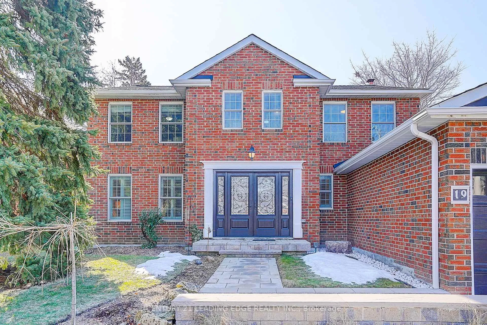 Photo 3 of 19 Meyer Circle, Markham, Markham Village — HOMEH