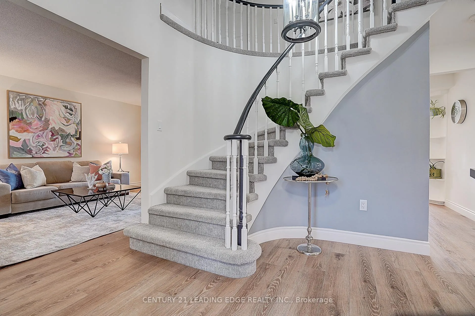 Photo 7 of 19 Meyer Circle, Markham, Markham Village — HOMEH