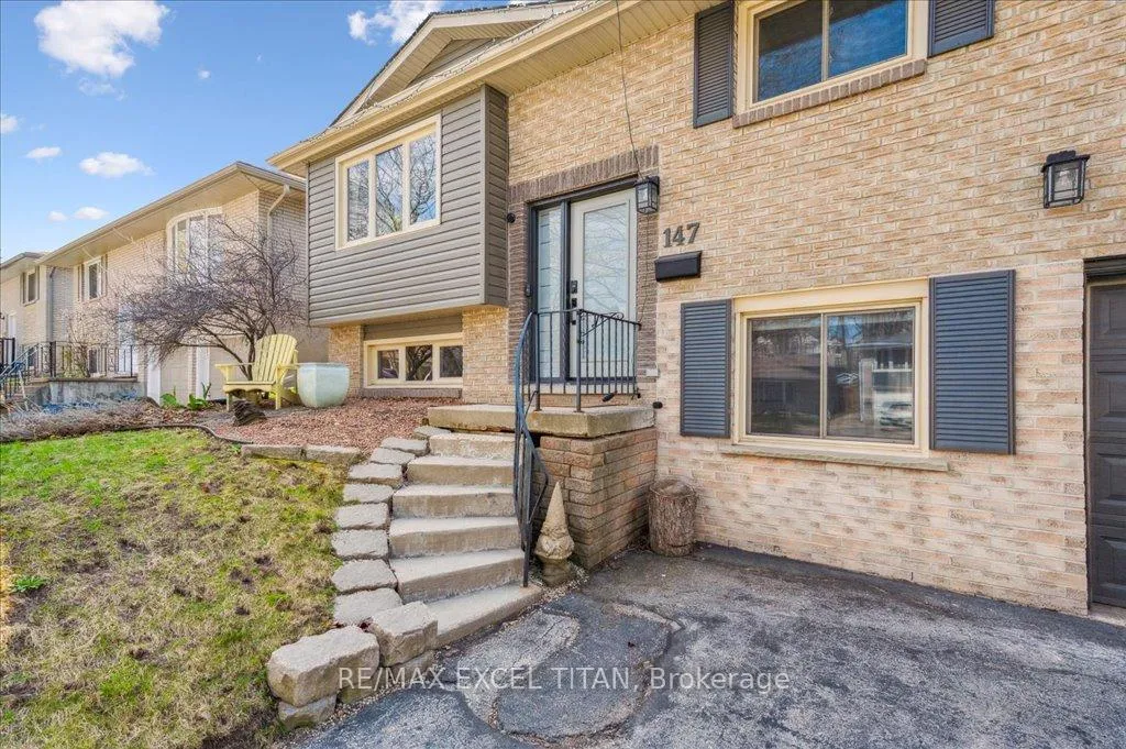 Photo 3 of 147 Coach Hill Drive, Kitchener — HOMEH