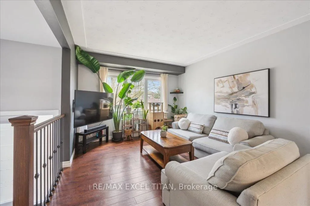 Photo 4 of 147 Coach Hill Drive, Kitchener — HOMEH