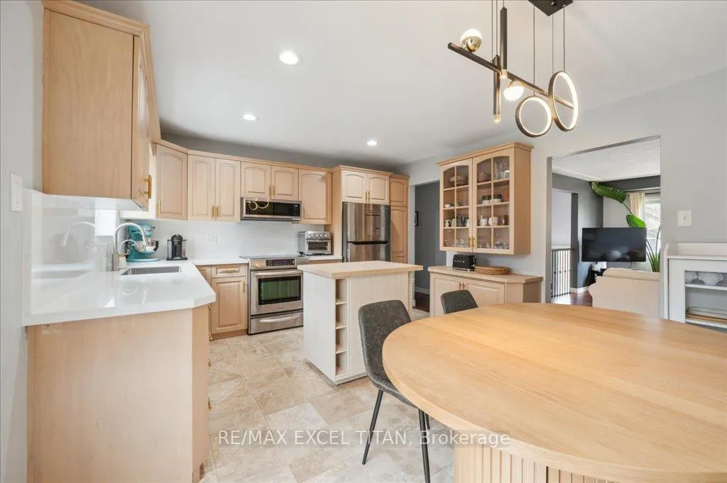Photo 6 of 147 Coach Hill Drive, Kitchener — HOMEH