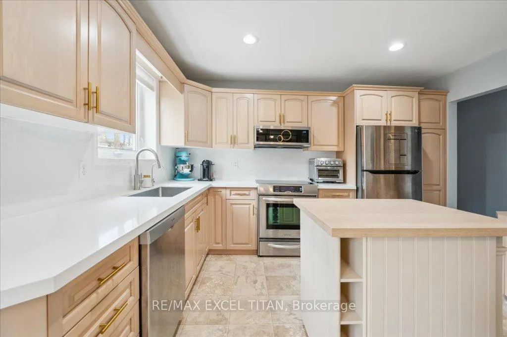 Photo 10 of 147 Coach Hill Drive, Kitchener — HOMEH