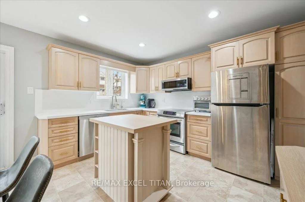 Photo 11 of 147 Coach Hill Drive, Kitchener — HOMEH