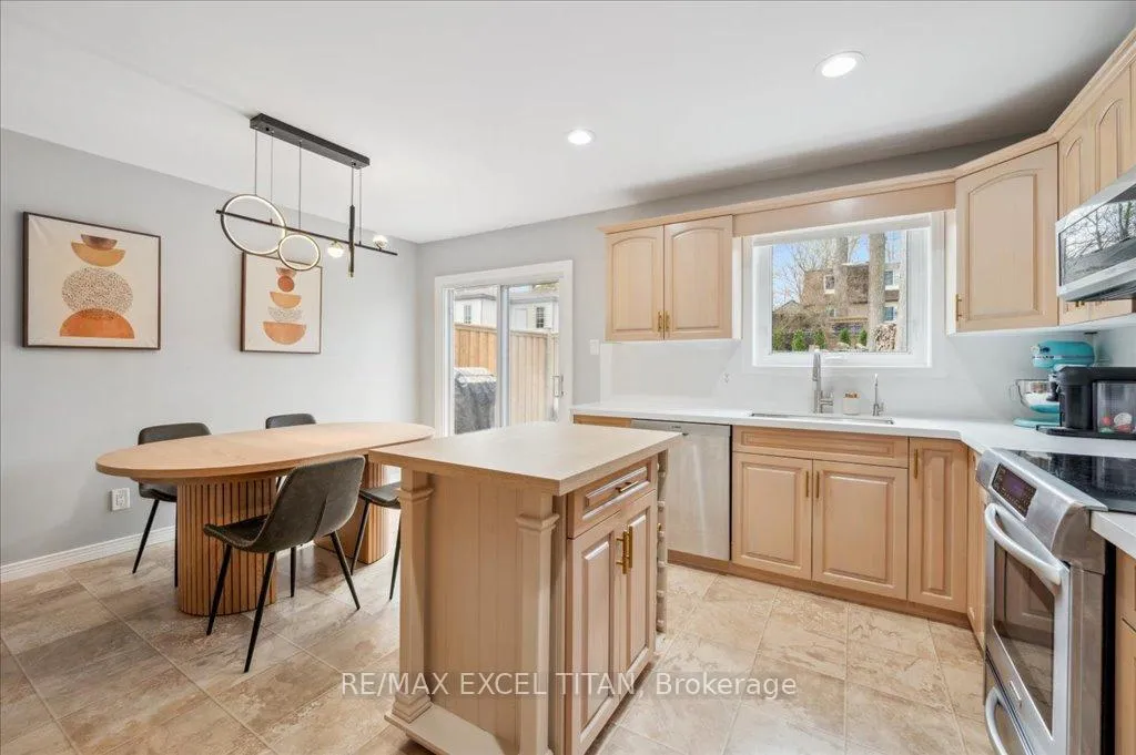 Photo 12 of 147 Coach Hill Drive, Kitchener — HOMEH