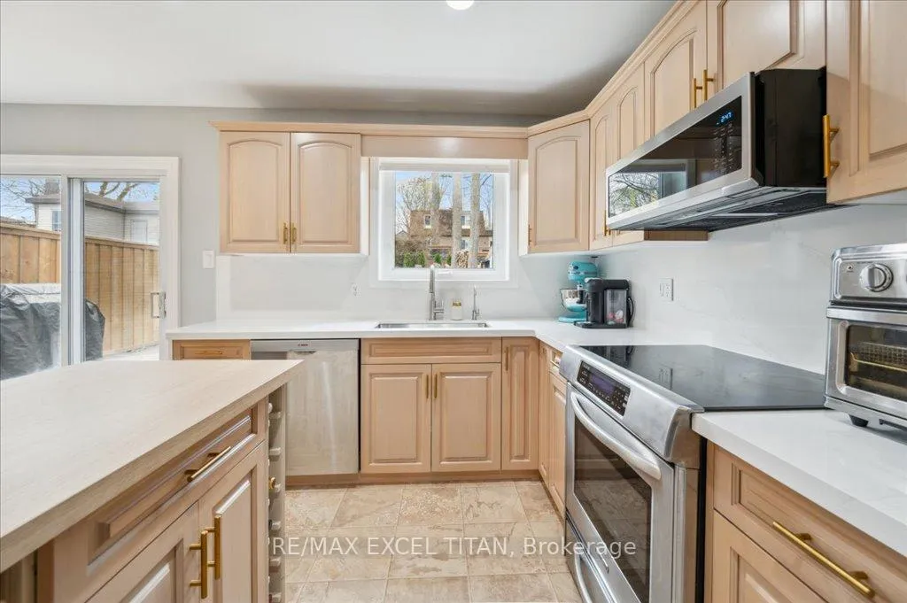 Photo 13 of 147 Coach Hill Drive, Kitchener — HOMEH