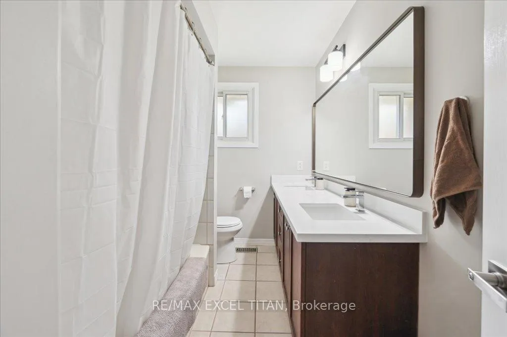 Photo 20 of 147 Coach Hill Drive, Kitchener — HOMEH