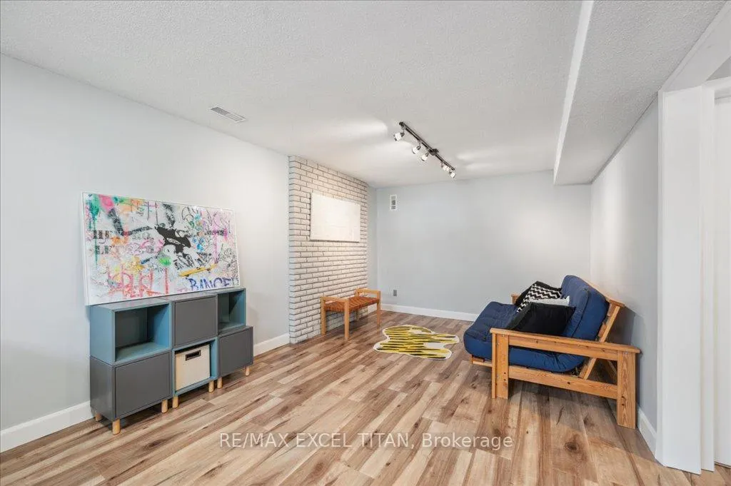 Photo 23 of 147 Coach Hill Drive, Kitchener — HOMEH