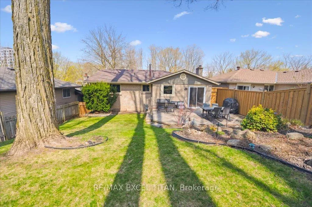 Photo 29 of 147 Coach Hill Drive, Kitchener — HOMEH