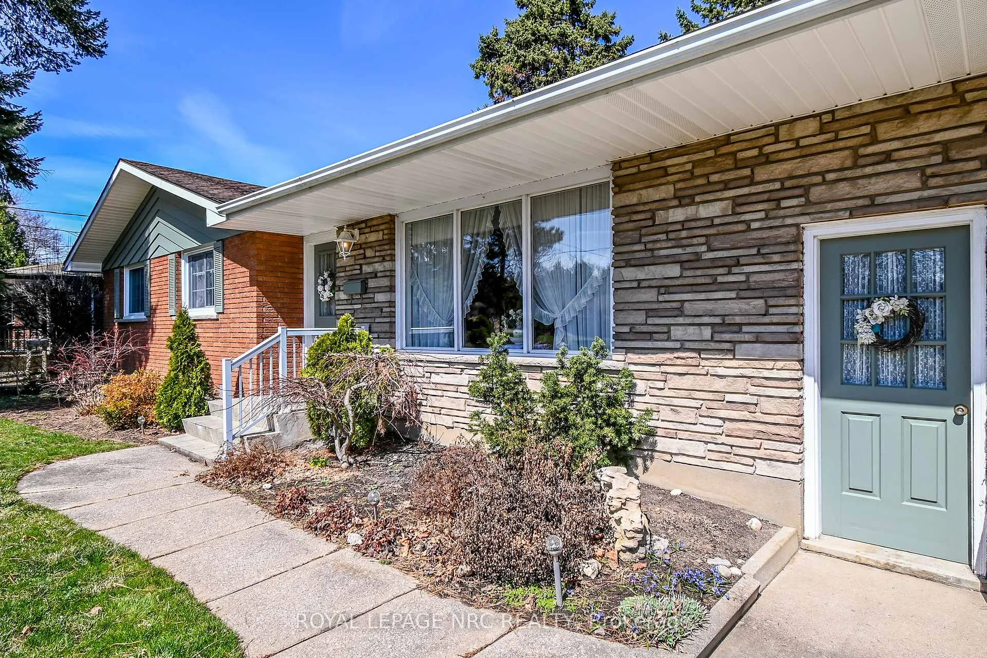 Photo 3 of 17 Old Coach Road, St. Catharines, Lakeshore — HOMEH