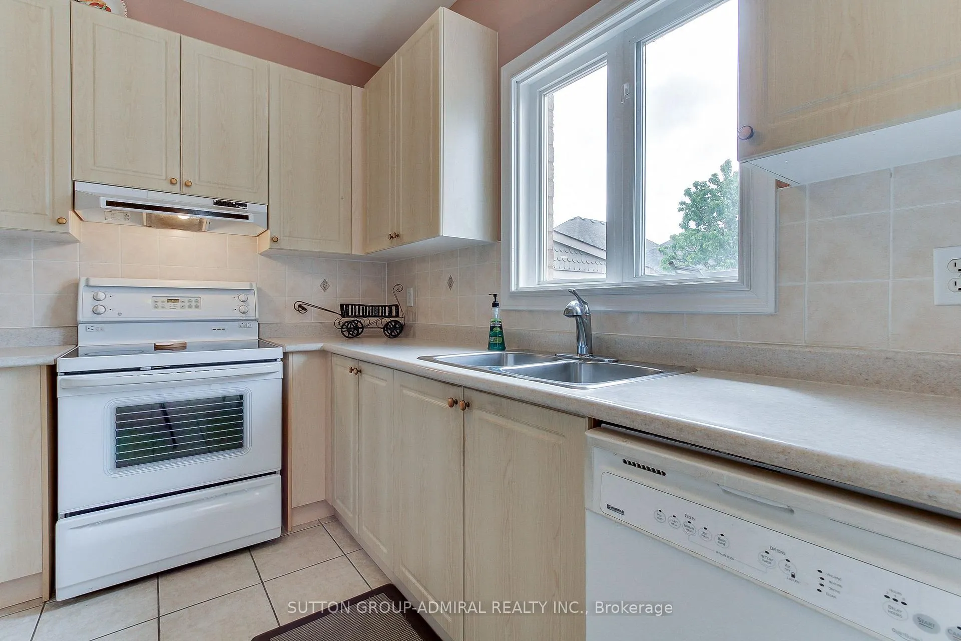 Photo 10 of 90 Guery Crescent, Vaughan, East Woodbridge — HOMEH