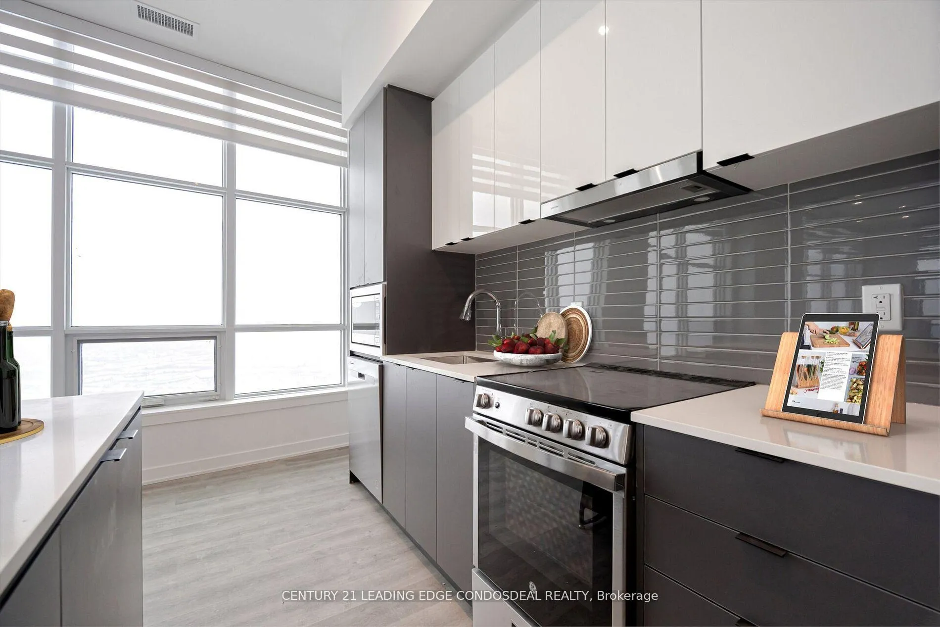 Photo 4 of Unit PH03, 30 Upper Mall Way, Vaughan, Brownridge — HOMEH