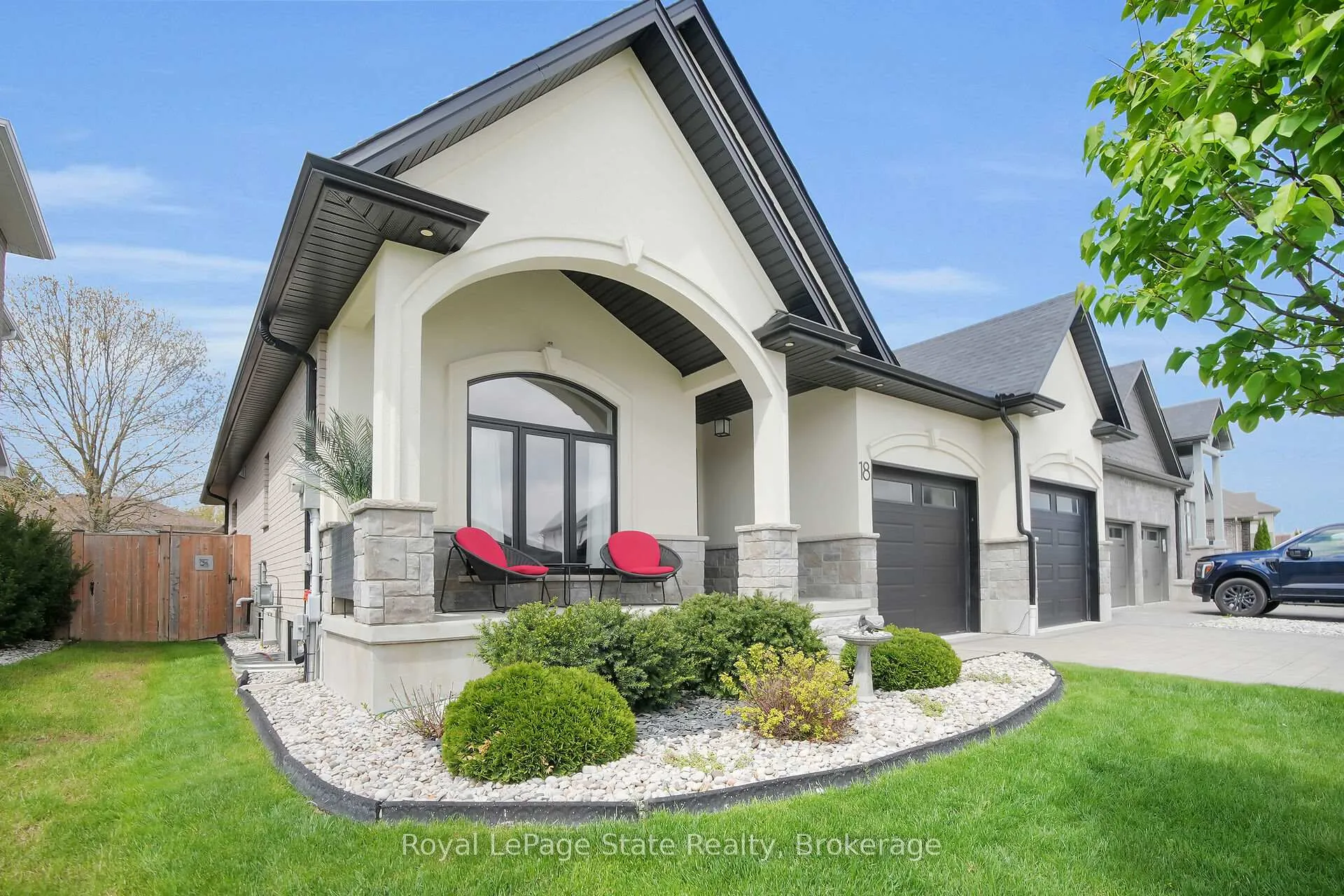 Photo 2 of 18 Kemp Crescent, Strathroy-Caradoc, NE — HOMEH
