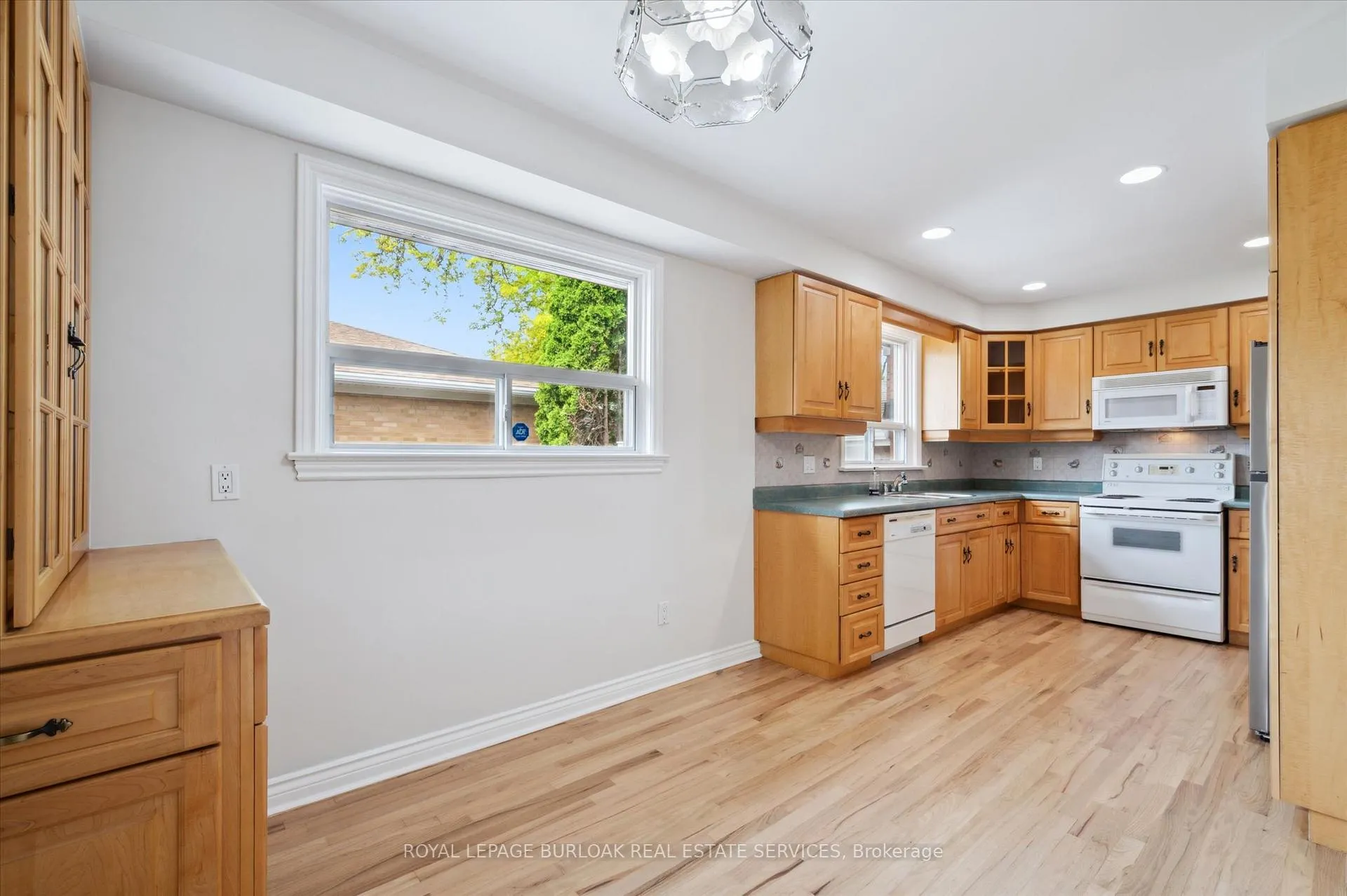 Photo 10 of 2237 Joyce Street, Burlington, Brant — HOMEH