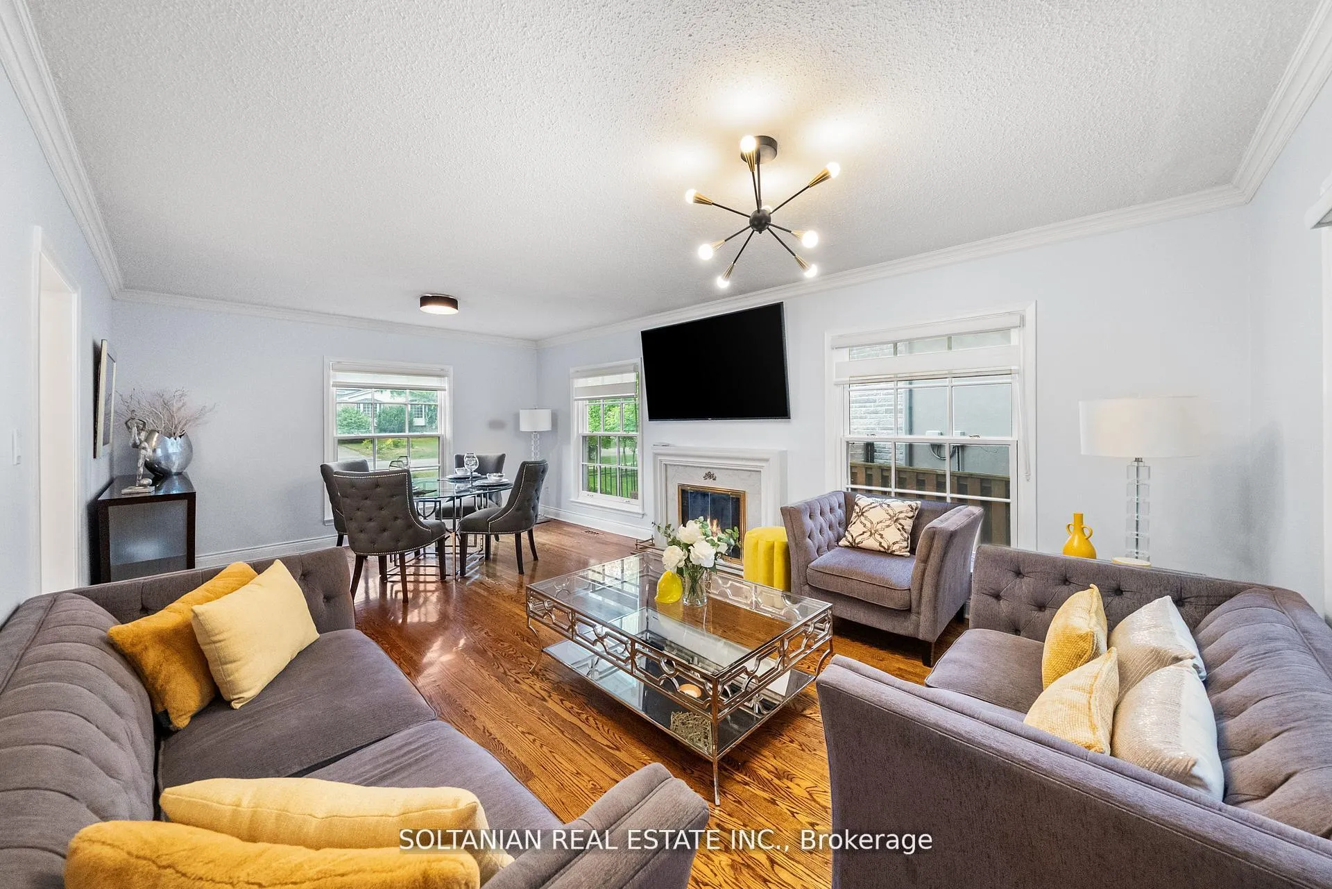 Photo 9 of 24 Laureleaf Road, Markham, Bayview Glen — HOMEH